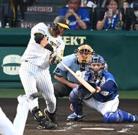 　３回、タイムリーを放つ前川（撮影・飯室逸平）