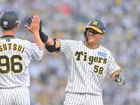 　３回、適時打を放ちベンチへ向かって笑顔を見せる前川（撮影・立川洋一郎）