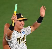 　笑顔でスタンドに手を振る前川（撮影・飯室逸平）