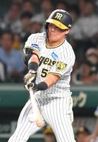 　６回、中前打を放つ前川（撮影・高部洋祐）