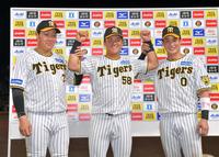 　お立ち台で笑顔を見せる（右から木浪、前川、大山）＝撮影・立川洋一郎