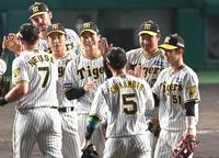 　笑顔で勝利を喜ぶ阪神ナイン（撮影・飯室逸平）