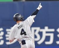 　サヨナラ弾を放った森はスタンドに手を上げダイヤモンドを一周（撮影・神子素慎一）