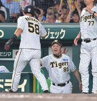 　５回、石川昂の適時失策で生還した前川（左）を出迎える岡田監督（撮影・高部洋祐）