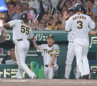 　５回、木浪の２点適時打で生還したミエセス（５５）と大山（３）を出迎える岡田監督（撮影・高部洋祐）