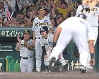 　５回、木浪の２点適時打に笑顔を見せる岡田監督（左端）＝撮影・高部洋祐
