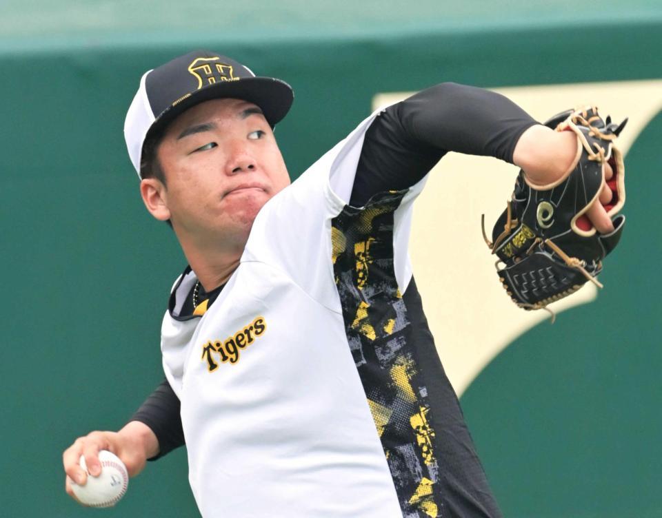 　キャッチボールで汗を流す村上