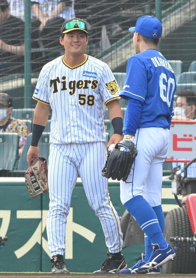 　試合前、岡林（右）と談笑する前川（撮影・高部洋祐）