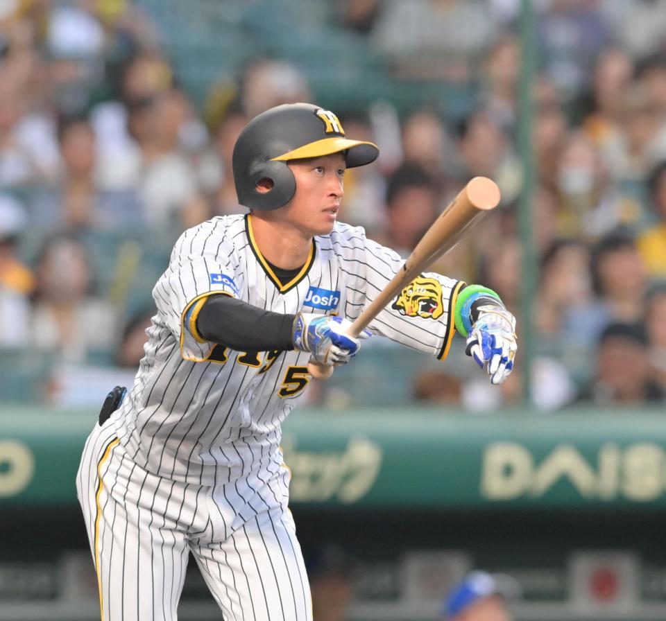 　３回、先制の右犠飛を放つ近本（撮影・立川洋一郎）