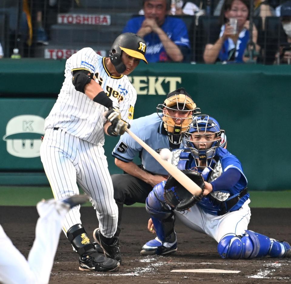 　３回、タイムリーを放つ前川（撮影・飯室逸平）