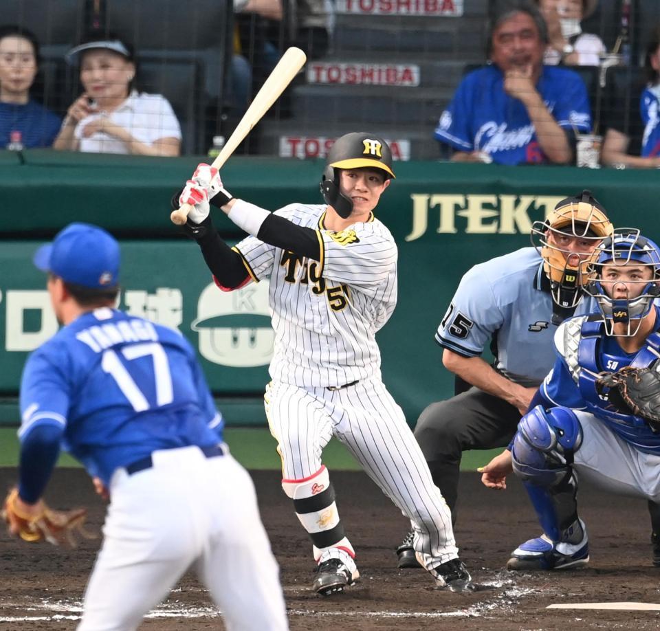 　３回、タイムリーを放つ中野（撮影・飯室逸平）