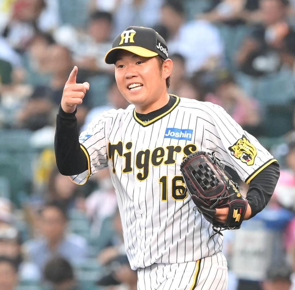 　３回、石橋を三ゴロに打ち取り、野手に合図を送る西勇（撮影・高部洋祐）