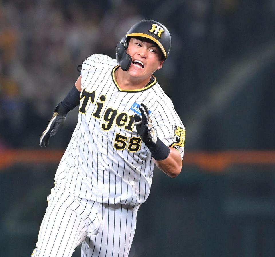 　５回、三塁打を放ち激走する前川（撮影・高部洋祐）