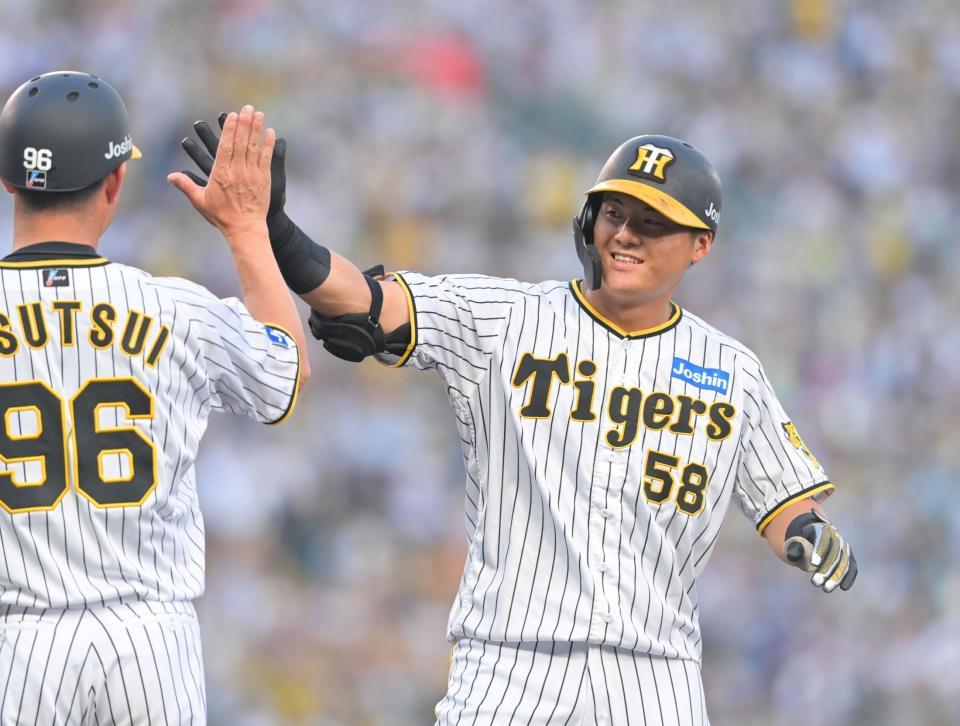 　３回、適時打を放ちベンチへ向かって笑顔を見せる前川（撮影・立川洋一郎）