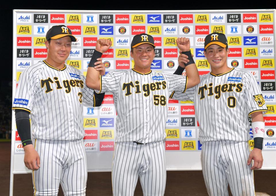 　お立ち台で笑顔を見せる（右から木浪、前川、大山）＝撮影・立川洋一郎