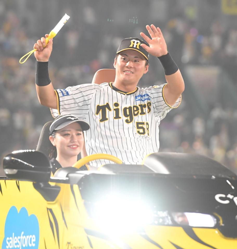 　ヒーローインタビュー後、リリーフカーに乗って声援に応える前川（撮影・高部洋祐）