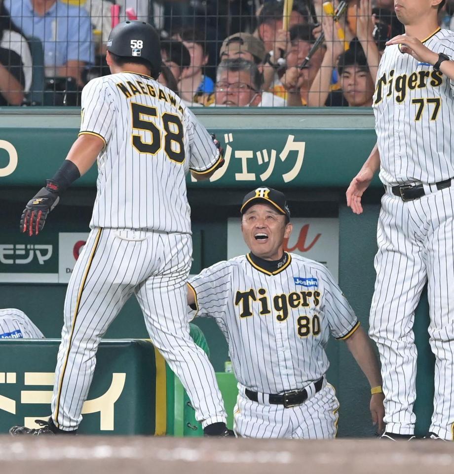 　５回、石川昂の適時失策で生還した前川（左）を出迎える岡田監督（撮影・高部洋祐）