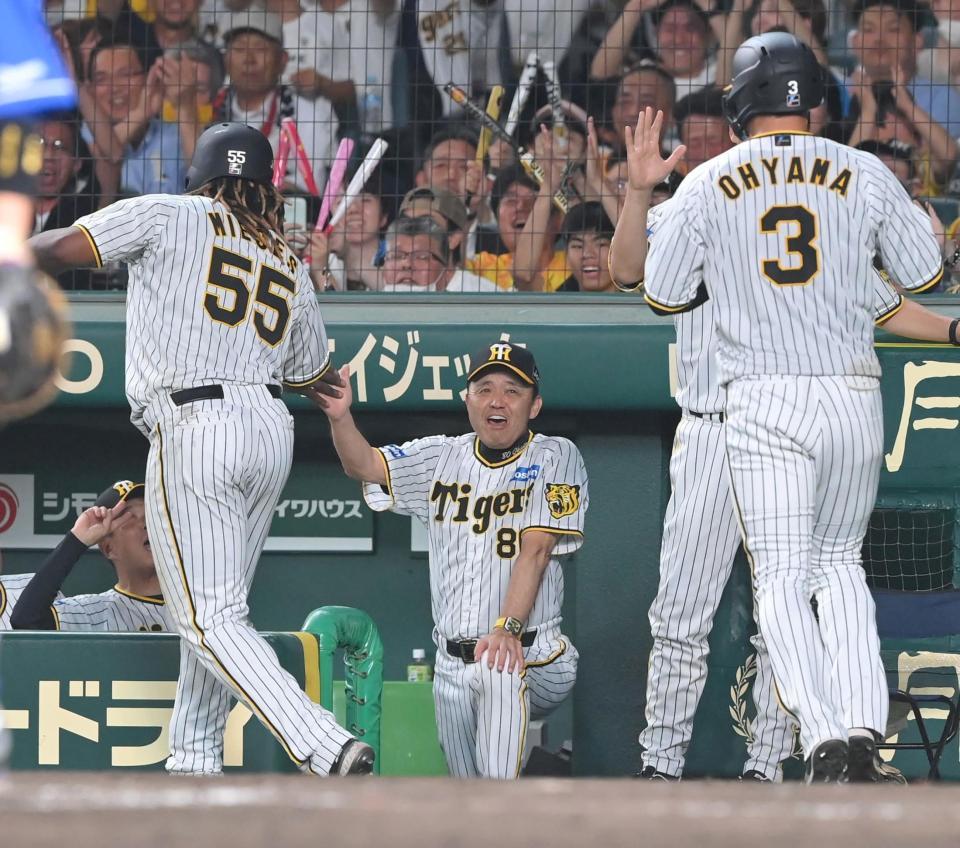 　５回、木浪の２点適時打で生還したミエセス（５５）と大山（３）を出迎える岡田監督（撮影・高部洋祐）