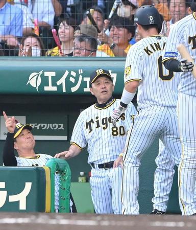 　３回、中野の適時打で生還した木浪（右）を出迎える岡田監督（中央）＝撮影・高部洋祐