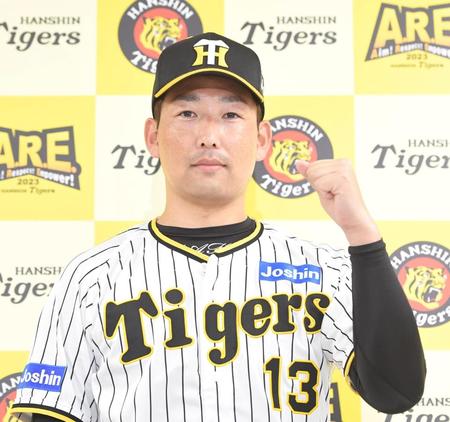 　ガッツポーズを決める岩崎（撮影・高部洋祐）