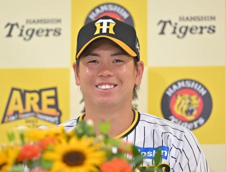 　ファン投票でオールスター選出が決まった梅野は会見で笑顔を見せる（撮影・中田匡峻）
