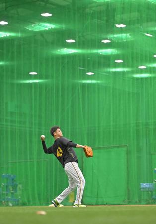 　室内練習場でキャッチボールをする大竹（撮影・中田匡峻）