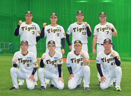 　オールスターゲーム出場が決まり気合を入れる（前列左から）近本、中野、梅野、村上（後列左から）大山、木浪、岩崎、ノイジー（撮影・立川洋一郎）