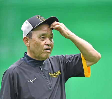 　雨が降り出し、外を見つめる岡田監督（撮影・中田匡峻）