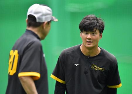 　岡田監督（左）と話す前川（撮影・中田匡峻）