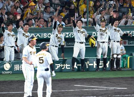 　７回、同点にわく阪神ナイン（撮影・飯室逸平）