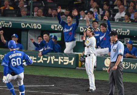 　１０回、中日に勝ち越しを許し、呆ぜんと立ちつくす島本（右）＝撮影・飯室逸平