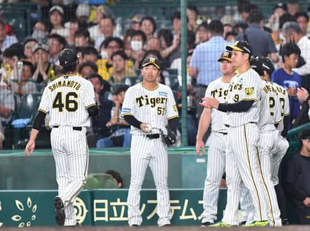 　１０回、岡林に勝ち越し適時三塁を浴び降板する島本（４６）を迎える大竹（右端）＝撮影・中田匡峻