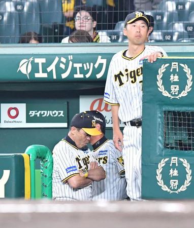 　中日に敗れ、足早に引き揚げる岡田監督（左）。右は今岡打撃コーチ（撮影・中田匡峻）