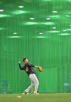 　室内練習場でキャッチボールをする大竹（撮影・中田匡峻）