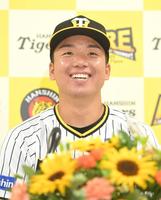 　笑顔で会見する村上（撮影・高部洋祐）