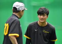 　岡田監督（左）と話す前川（撮影・中田匡峻）