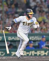 　７回、中前へ適時打を放つ木浪（撮影・立川洋一郎）