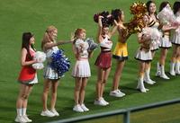 　スタンドに手を振る台湾チアガールら（撮影・飯室逸平）