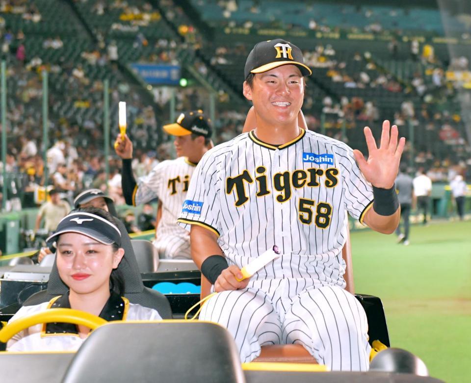 　リリーフカーに乗って場内一周へ向かう前川（撮影・立川洋一郎）