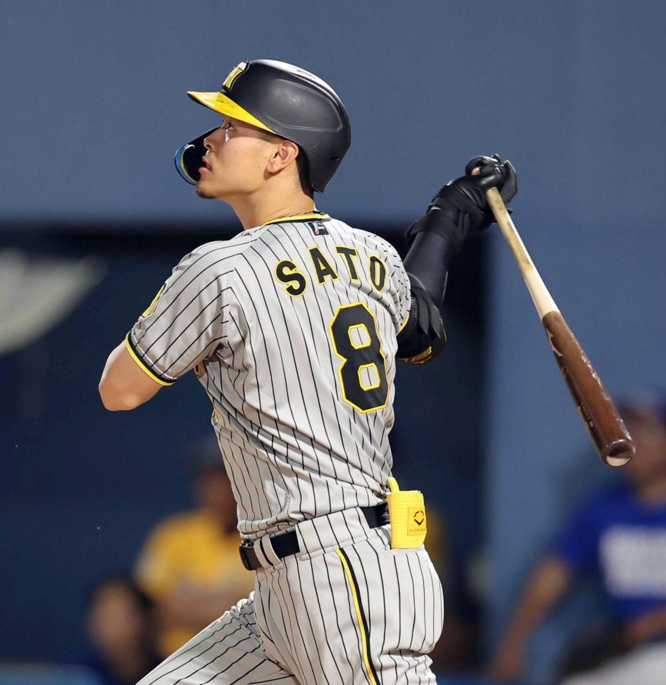 　６回、中犠飛を放つ佐藤輝（撮影・山口登）