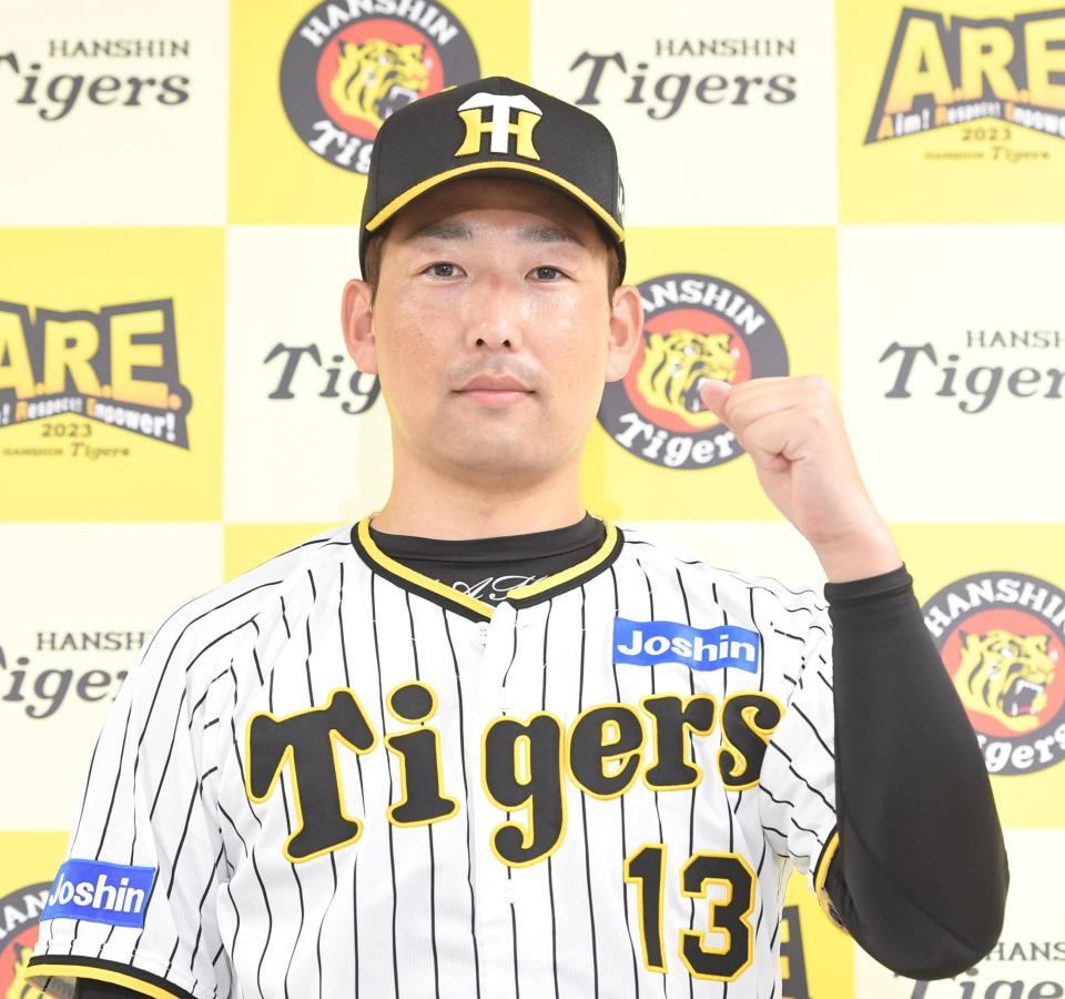 　ガッツポーズを決める岩崎（撮影・高部洋祐）