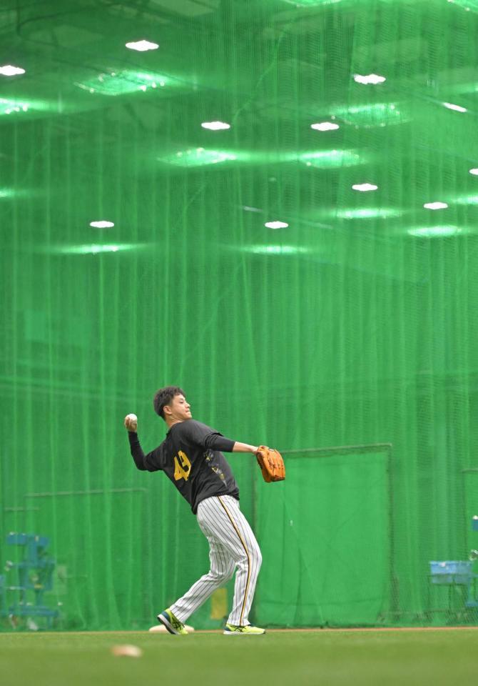 　室内練習場でキャッチボールをする大竹（撮影・中田匡峻）