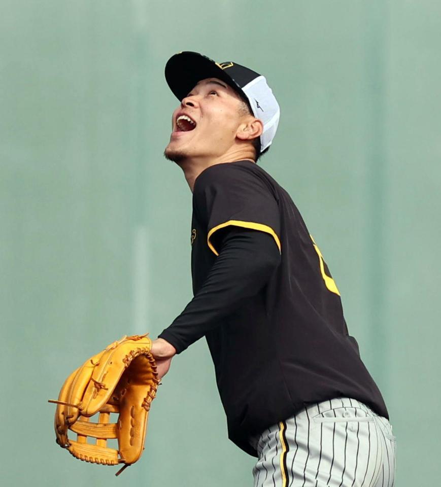 　ノックの飛球を追う佐藤輝（撮影・山口登）