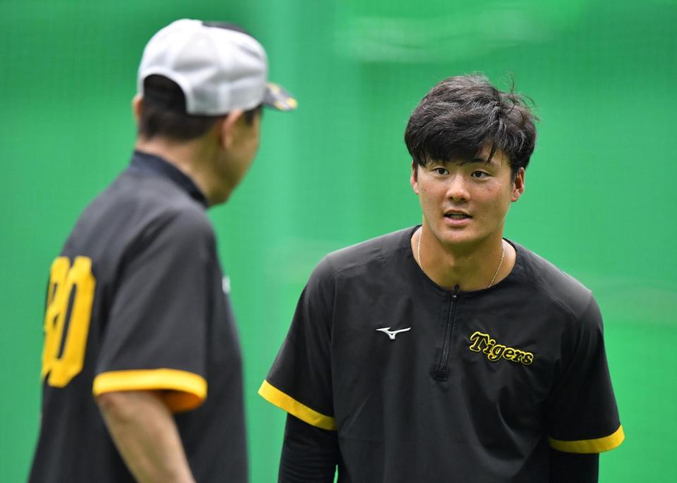 　岡田監督（左）と話す前川（撮影・中田匡峻）