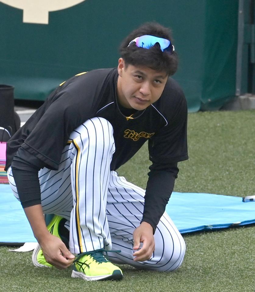 　調整する大竹（撮影・飯室逸平）