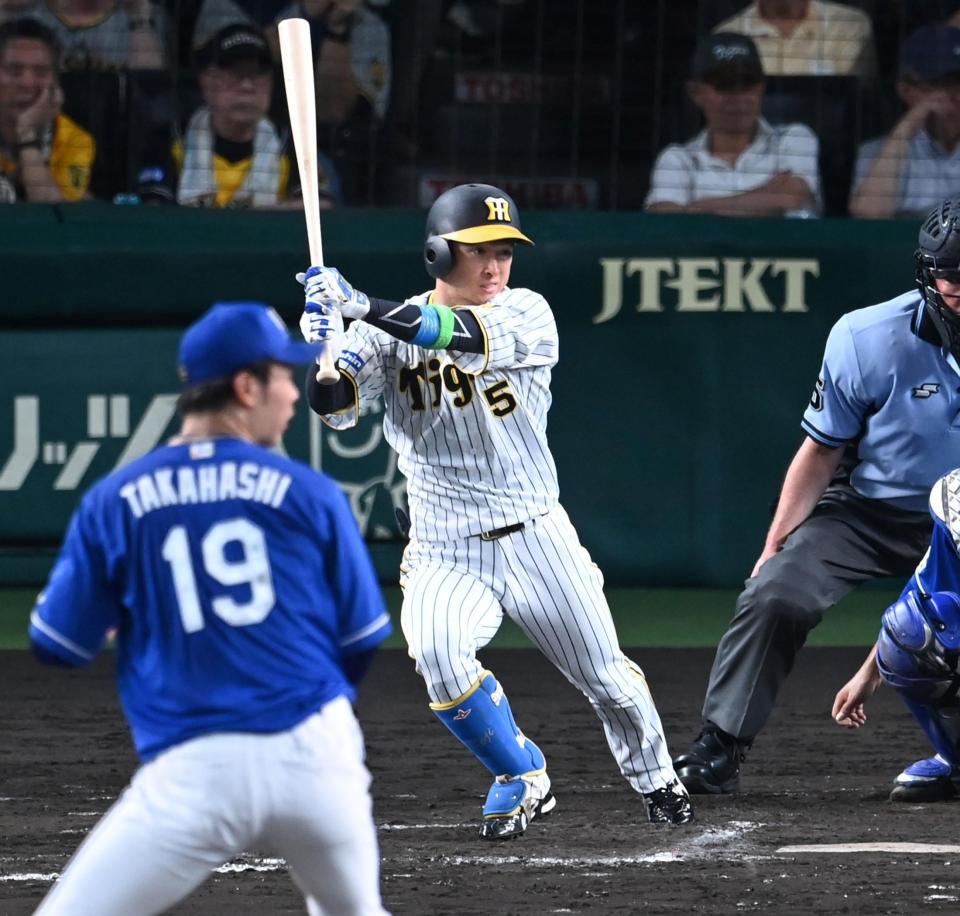 　７回、同点タイムリーを放つ近本（撮影・飯室逸平）