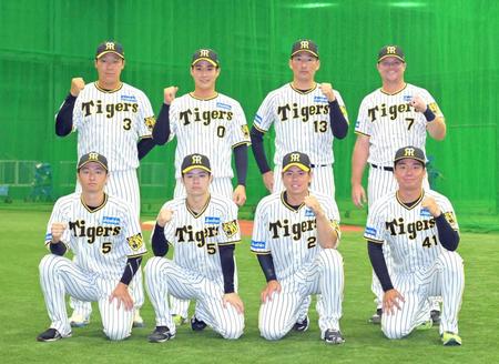 　オールスターゲーム出場が決まり気合を入れる（前列左から）近本、中野、梅野、村上（後列左から）大山、木浪、岩崎、ノイジー