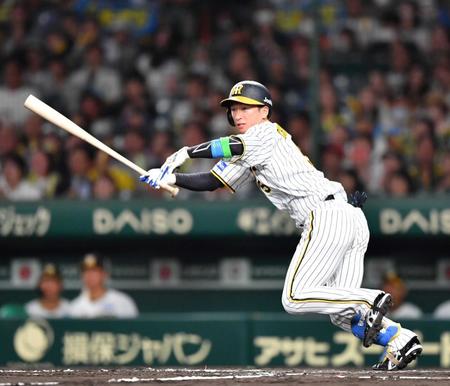 　７回、左前に同点適時打を放つ近本