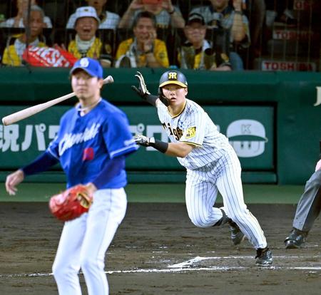 　６回、高橋宏から中前打を放つ前川