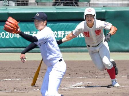 　８回、中京大中京・高橋宏から右前打を放つ智弁・前川（２０２０年８月１２日）